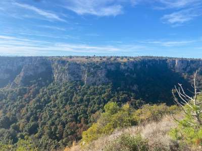 Ammiriamo cos� le pareti rocciose che la compongono e la fitta vegetazione che si � insediata tra di esse